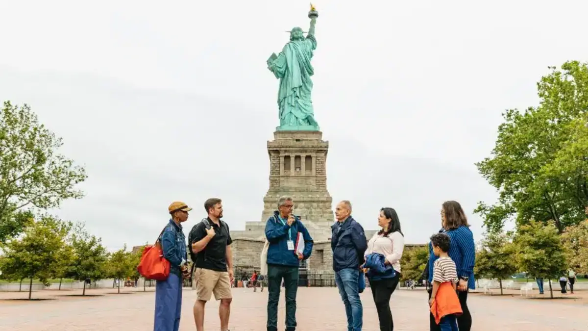 A guide and a group of visitors in the Guided tour of Liberty Island